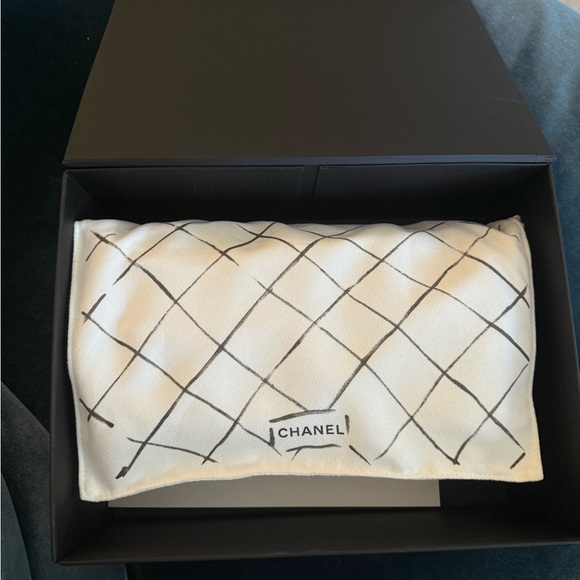 CHANEL TWEED 2.55 REISSUE  w/ BIJOUX CHAIN - Picture 13 of 16